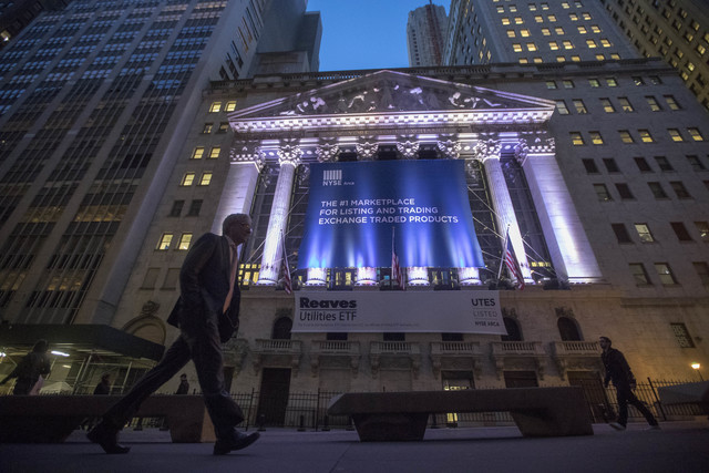 US stocks indexes mixed as oil prices slide