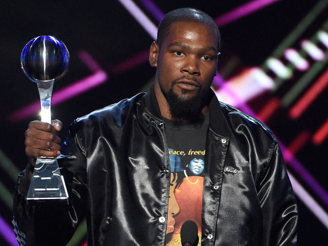 VIDEO: Kevin Durant not amused by Peyton Manning's joke at ESPYS