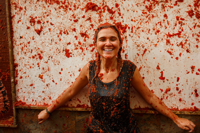 Thousands pelt each other in Spain's messy "Tomatina" fight