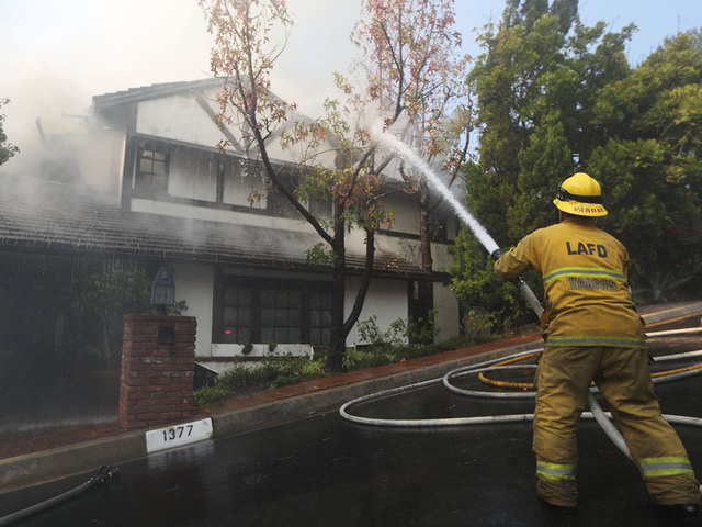 Skirball Fire: Strong winds impact firefighting efforts in Bel-Air area of Los Angeles