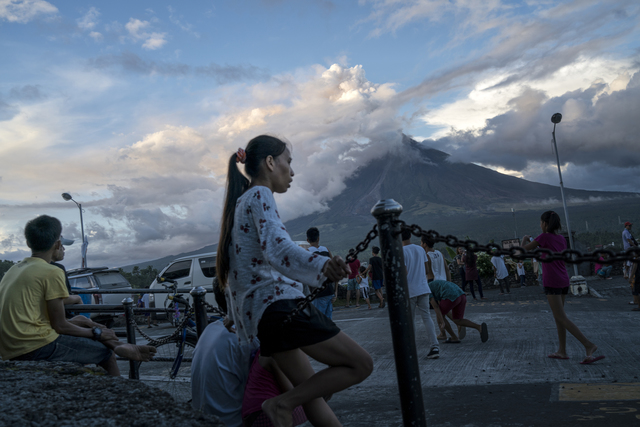 Philippines eyes turning volcano villages to `no man's land'