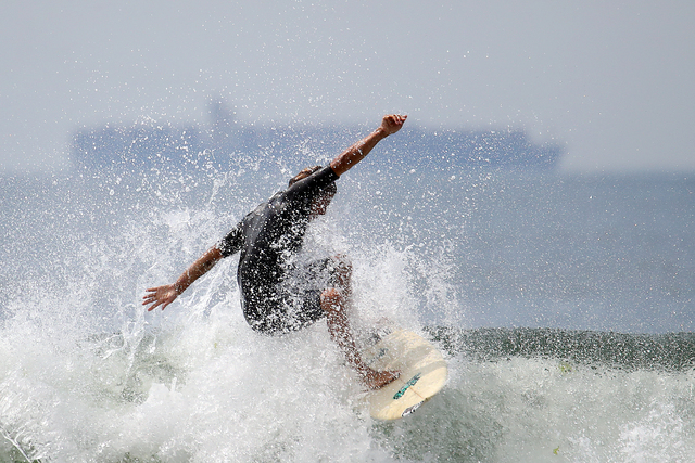 Beginning safety tips for new surfers
