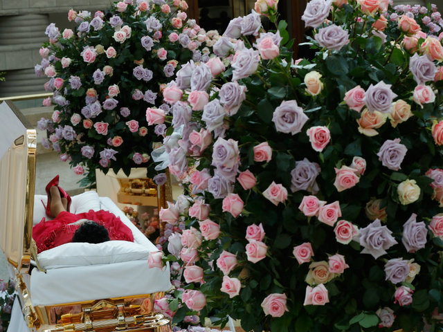 Fans mourn Aretha Franklin at gospel-infused public viewing