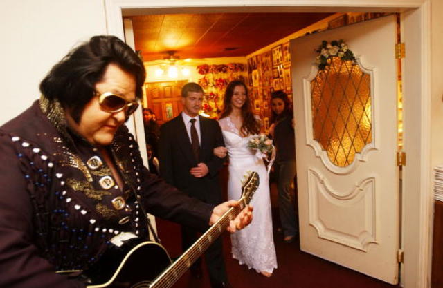 Las Vegas invites military couples to marry for free