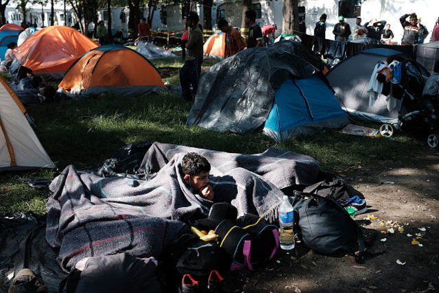 Hundreds of migrants leave Mexico City headed for border