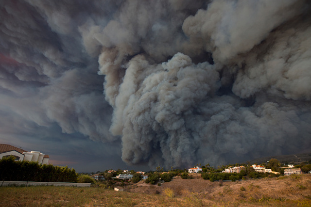 Woolsey Fire sends smoke into Southland skies